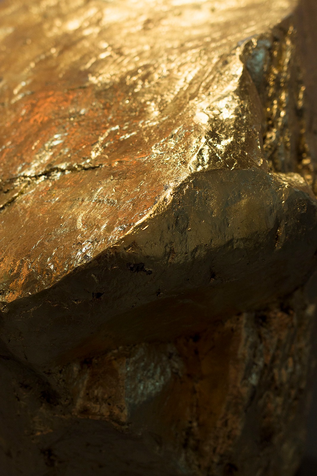 Mil maneras de lo mismo, detalle de la piedra dorada